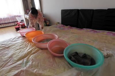 罗平楼上漏水，住户失联，小区没物管，业主维权难！律师来支招……